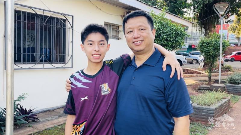 廖哲毅(右)的父親廖哲毅為現任巴拉圭客屬宗親會會長，鼓勵孩子從小培養動手實作的能力