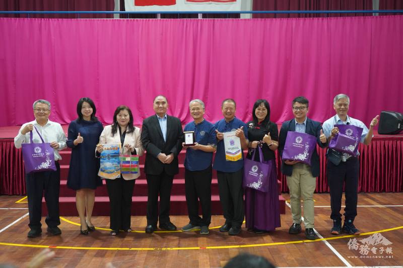 吉隆坡臺灣學校與月光山合唱團互贈紀念品合影留念