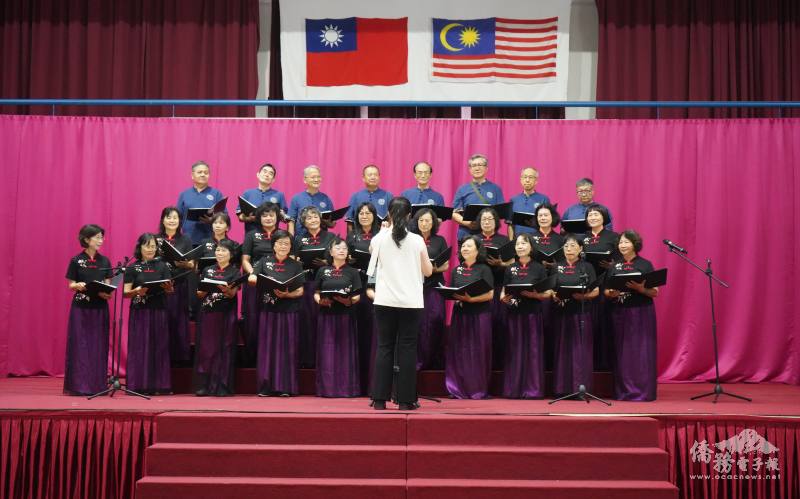 月光山合唱團於音樂會現場演出畫面