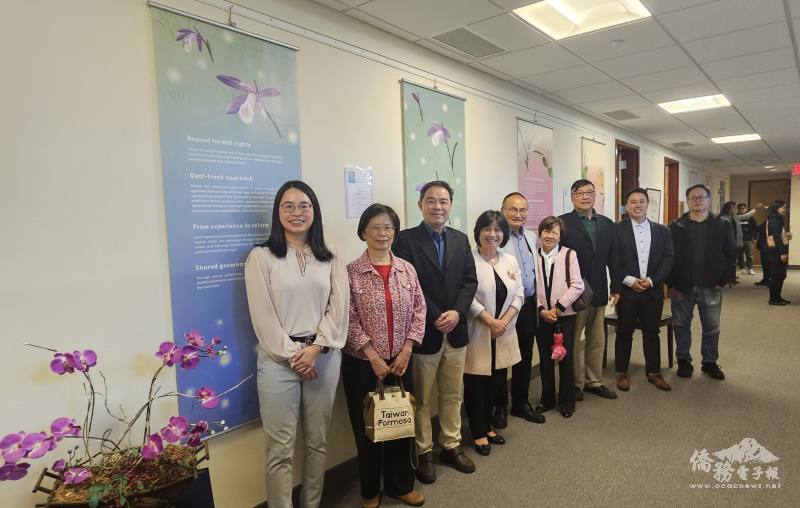 4月25日下午舉行展覽開幕式，由左至右為僑務促進委員陳韻姿、華府臺灣合唱團團長黃珍珍、華府文教中心主任黃正杰、全美台灣同鄉會顧問陳桂鈴、華府臺灣文化中心理事長黃泰郎夫婦、僑務委員劉耀聰、僑務促進委員胡藝瀚及華府臺灣學校校長唐伯禹