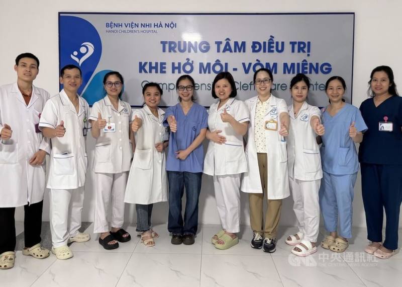 今年3月，北越首間、全越南第2間醫院附設唇顎裂整合治療中心在河內市立兒童醫院落成，台灣醫療的扎實訓練與資源是幕後大功臣。中心主任阮氏玉蘭（中藍袍）帶領醫生、護理師提供服務。