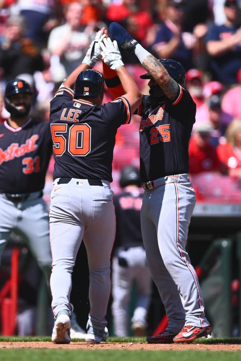 李灝宇（左）26日擊出個人在大聯盟首支全壘打後在本壘與隊友擊掌。（美聯社）