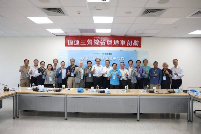 新北市政府26日完成捷運三鶯線初勘作業，經專家學者現勘後提出改善建議，後續改善確認完成後，預計5月初報請交通部辦理履勘。（交通局提供）