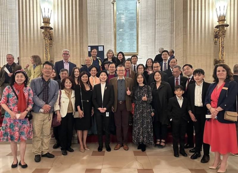 駐芝加哥辦事處長類延峰（前排中）、台籍指揮家林奇緣（前排左5）等，25日在芝加哥歌劇院舉行的「2026明日之星音樂會」合影。（駐芝加哥辦事處提供）