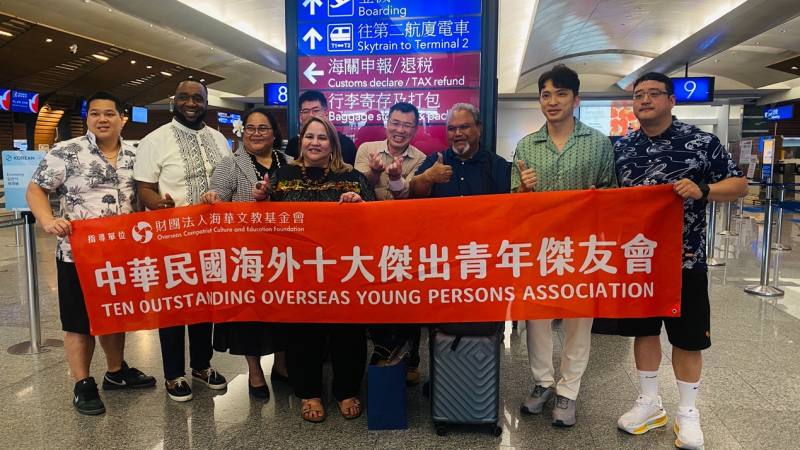 左起第一排：世界臺灣商會聯合總會青商會財務長林育萱、聖克里斯多福及尼維斯聯邦駐華大使H.E. Donya Lynex Francis、吐瓦魯國駐華大使H.E. Lily Tangisia Faavae、馬紹爾群島共和國駐華大使H.E. Anjanette Kattil、太平洋島國駐台大使團代表暨帛琉共和國駐華大使館代辦H.E. David Adams Orrukem、The Palau Collective集團主席李柏諺、世界臺灣商會聯合總會青商會會長葉禮丞。（帛琉薈萃集團提供）