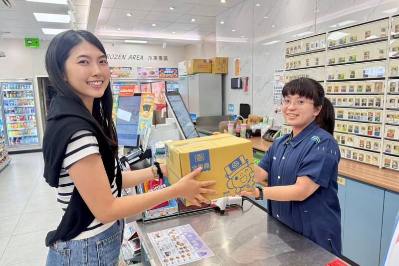 全家便利商店攜手超市龍頭全聯旗下「全電商」，於全台4400間全家全面導入「全電商」店取服務。（全家提供）