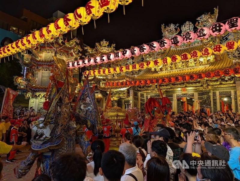 Worshippers gather as a palanquin carrying the sea goddess Mazu returns to Dajia Jenn Lann Temple early Monday. CNA photo