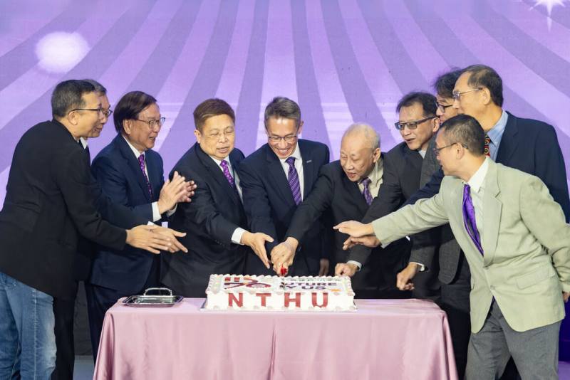 國立清華大學26日慶祝在台建校70週年，校長高為元（中）與校友們共同切下校慶蛋糕。（清大提供）