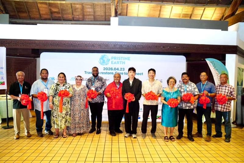 左起： 帛琉保育協會執行長、科羅州州長、吐瓦魯國駐華大使、馬紹爾群島共和國駐華大使、聖克里斯多福及尼維斯聯邦駐華大使、太平洋島國駐台大使團代表暨帛琉共和國駐華大使館代辦、The Palau Collective集團主席、Pristine Earth會長、帛琉女皇、帛琉眾議員、帛琉參議員、帛琉誓詞主席。（帛琉薈萃集團提供）