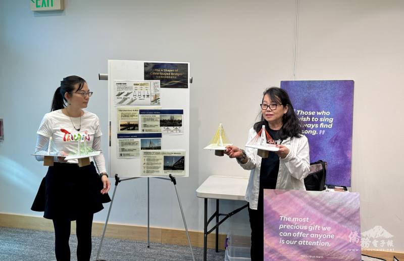 老師畢慧儀（右）和助理老師賴筱雯一同介紹臺灣著名斜張橋