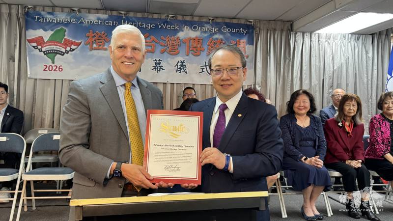 加州州議員Tom Umberg致贈賀狀予處長馬博元，表場臺美人的貢獻