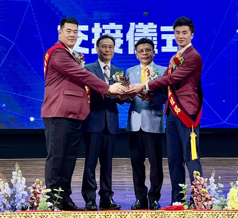 30屆會長陳俊蓁（左ㄧ）交接印信予31屆新任會長張桂銘（右一）由駐泰國代表處大使藍夏禮（左二）與泰國臺商總會總會長陳漢川（右二）見證儀式