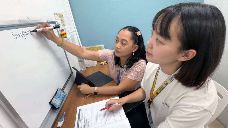 菲律賓中部大城宿霧市逐漸成為亞洲的熱門英語遊學據點。圖為當地一家台灣人創辦的語言學校，師生進行一對一教學。