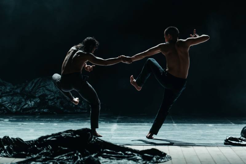 《人之島》由臺灣編舞家王宇光與印尼舞者Danang Pamungkas合作，以極簡的舞台，傳達創作的多重意象。（林峻永拍攝，微光製造提供）