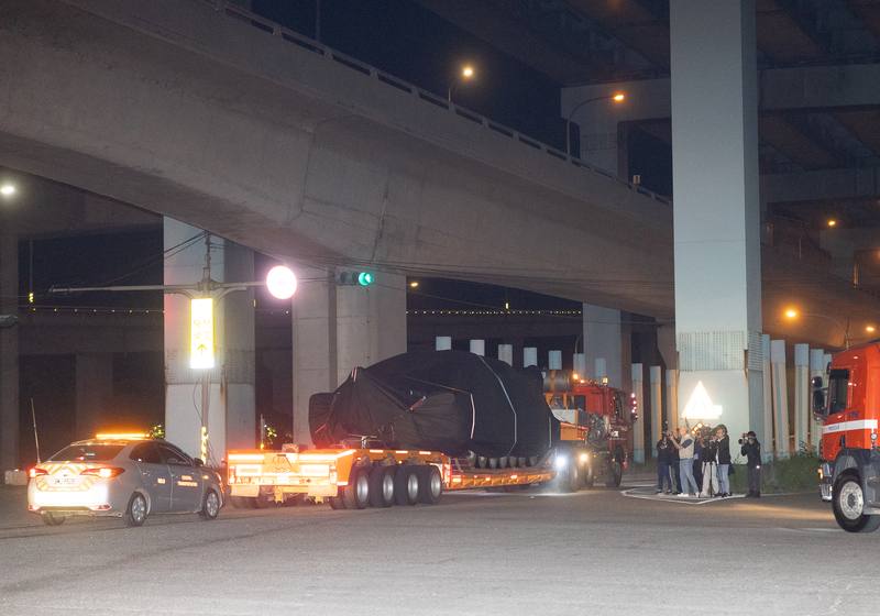 台灣對美採購的最後1批、28輛M1A2T戰車運抵台北港，多輛民間拖板車27日駛出台北港，板車上乘載被黑色防水布包裹的M1A2T戰車，並經由西濱快速道路轉運至新竹湖口的陸軍裝甲兵訓練指揮部。