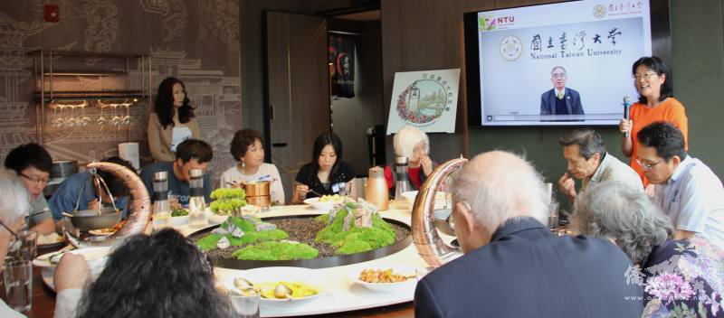 臺大校長陳文章及2001校友會長尚秀貞先後致詞