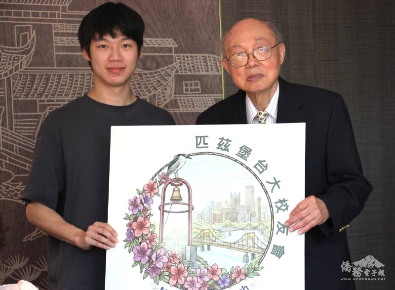 莊英煌（1956臺大畢業）和陳柏霖（2025臺大畢業）合影