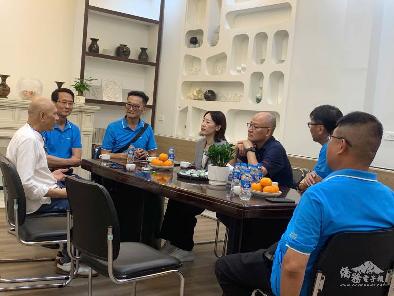 駐越南代表處公使林易民（右三）、越南臺灣商會聯合總會北寧分會會長林軒節（右2）、外貿協會駐河內辦事處主任施懿恬（左四）參訪北寧臺商會會員「聯利石材」