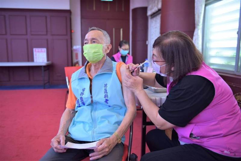 花蓮縣自5月4日起開放預約接種帶狀疱疹疫苗，凡設籍花蓮，且未接種過的50歲以上中低收、低收者及65歲以上患有慢性病長者，可免費接種2劑，5月8日起在各鄉鎮市衛生所施打。圖為往年為長者施打疫苗情形。（花蓮縣政府提供）