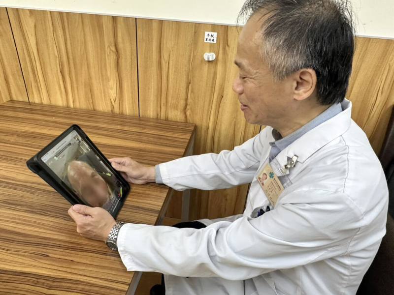 退輔會建構「安心御老」平台115年在榮民醫療體系推展，提升服務效率與安全保障。圖為台中榮總高齡醫學中心主任林時逸透過視訊關心長者，迅速掌握狀況。（中榮提供）