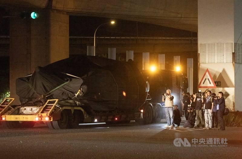 A M1A2T Abrams tank is transported out of the Taipei Port early Monday. CNA photo
