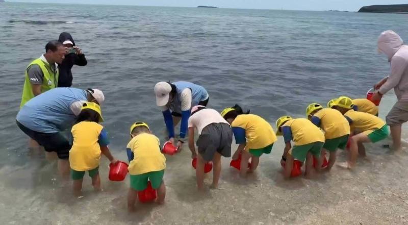 澎湖縣湖西鄉公所深化海洋環境教育，27日在白坑沙灘周邊海域放流種苗一批。（澎湖縣湖西鄉公所提供）