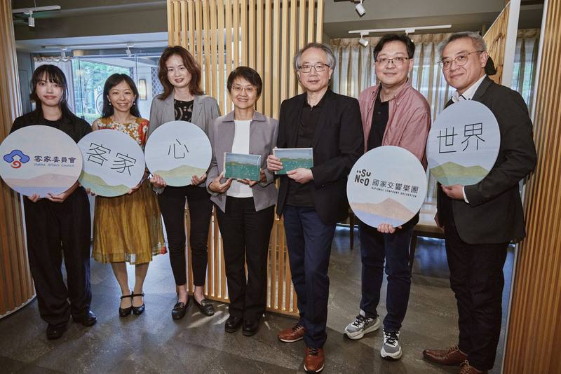 新專輯「客家．心．世界」發表。客委會攜手NSO國家交響樂團推新專輯「客家．心．世界」，作曲家陳韻柔（左起）、林京美、李元貞、客委會主委古秀妃、NSO榮譽指揮呂紹嘉、NSO代理首席鄧皓敦、音樂學家沈雕龍出席專輯發表會並合影。（NSO提供）