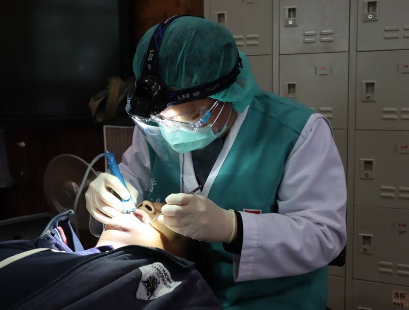 馬偕團隊到司馬庫斯義診　牙醫為居民治療
馬偕紀念醫院日前到新竹縣尖石鄉司馬庫斯部落舉辦
大型醫療服務活動，醫師沈柏穎（右）在簡易門診區
為居民進行簡易牙科治療與口腔癌篩檢。
（馬偕醫院提供）