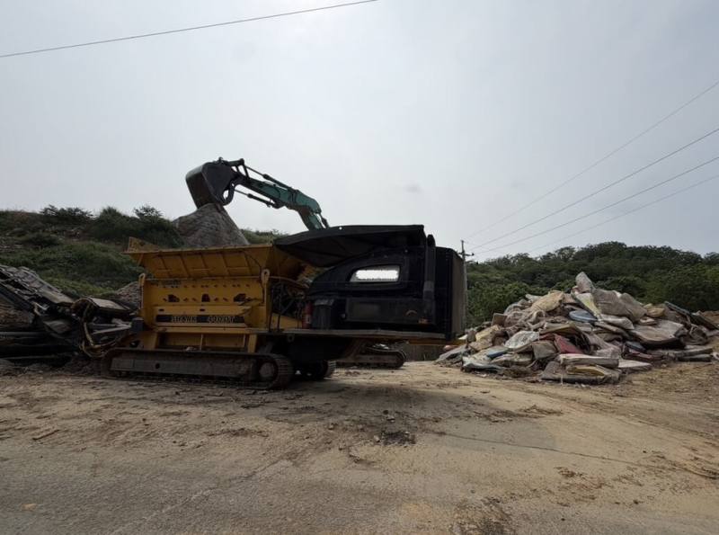 苗栗縣各鄉鎮市民國114年產出廢棄床墊約9000個，過去多由清潔隊以人工或簡易機具拆解，進度緩慢，苗栗縣政府環境保護局參考苗栗市公所做法，將推動機械破碎設備集中去化。（苗栗縣政府環保局提供）