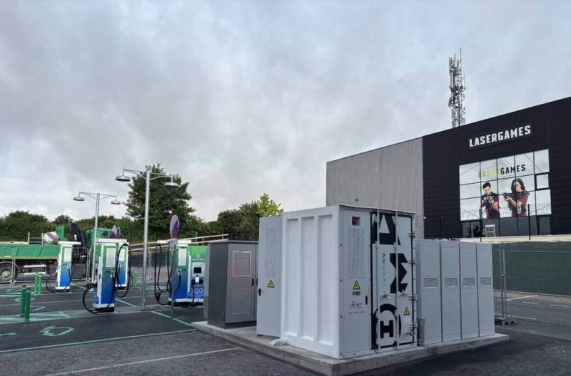 台泥27日表示，義大利子公司Atlante已與法國零售通路COOP Atlantique簽署合作協議，旗下至少30個大賣場結合水泥儲能櫃EnergyArk的充儲充電站，消費者賣場購物時，也能將「充電」轉化為購物過程的一環。（台泥提供）