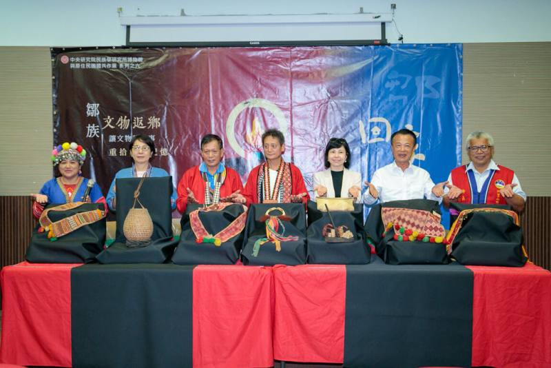 中研院收藏45件百年鄒族文物近日返鄉運抵嘉義達邦自然與鄒族文化中心，預定5月8日開展至11月8日，27日下午舉辦開箱記者會，縣長翁章梁（右2）、阿里山鄉長高瑞芳（右1）與會。（嘉義縣政府提供）