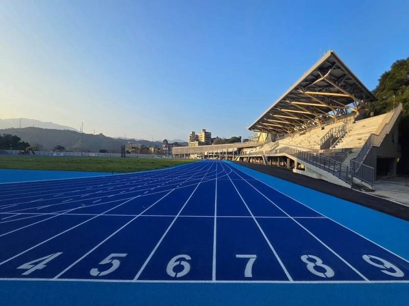 基隆市立田徑場賽道（圖）已通過中華民國田徑協會國家級400公尺標準田徑場認證，將於9月開放市民使用。市長謝國樑表示，未來選手破紀錄成績將可獲採計，對基隆田徑界是重要里程碑。（基隆市政府提供）