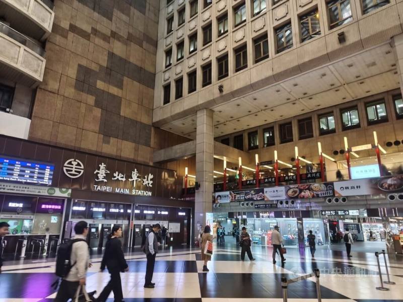 台北車站商場經營權招標案結果出爐。台鐵28日公布由新光三越為最優先申請人。圖為台北車站大廳。