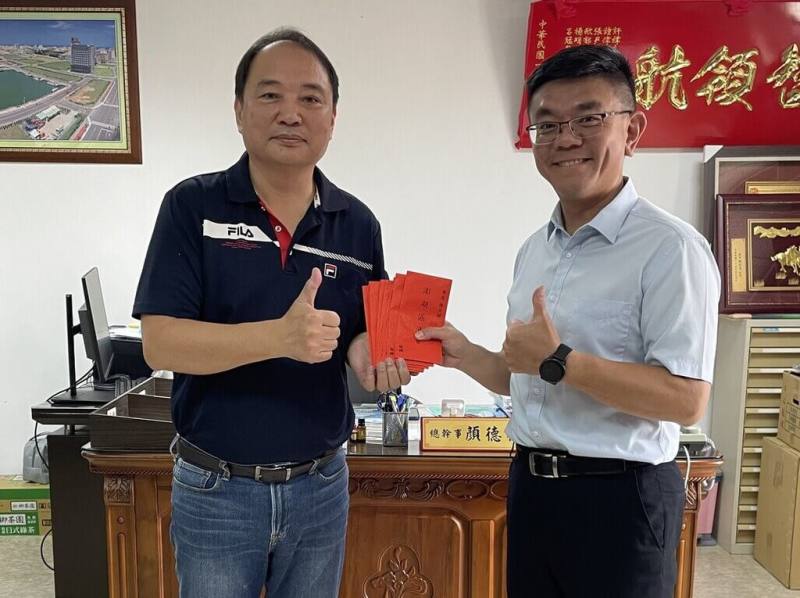 澎湖區漁會總幹事顏德福（左）28日將「買魚頭做公益」活動所提撥的新台幣4萬3000多元，轉交給馬公高中，由校長石仲哲（右）代表接受，將作為應屆畢業生往返本島參加大學面試的交通等費用。（馬公高中提供）