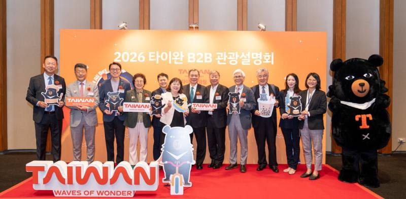 台灣交通部觀光署27日在首爾新羅酒店舉辦觀光B2B推廣會，為韓國業者帶來最新台灣旅遊資訊，駐韓代表丘高偉（右6）表示，隨著雙邊交流頻繁，觀光已成為台韓人民認識彼此、增進情誼的重要橋樑。（觀光署首爾辦事處提供）