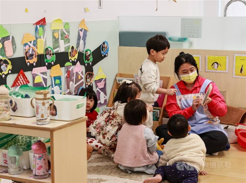 圖為公托中心照護幼兒。