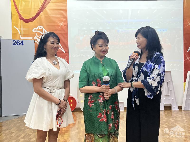 創會會長林貴香(中)感謝會員22年來的支持與陪伴