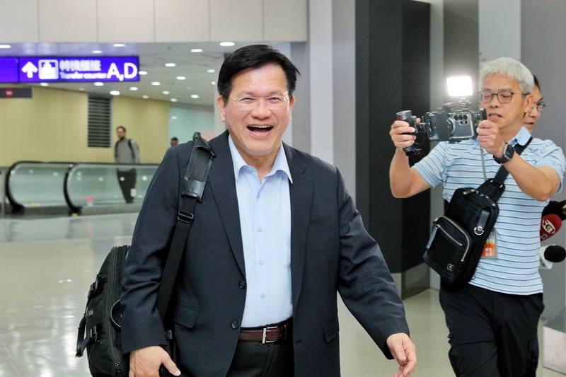 外交部長林佳龍完成史瓦帝尼出訪行程，28日搭乘的中華航空CI62班機在清晨5時58分抵達桃園國際機場，林佳龍表示，「我們克服萬難有順利完成總統交付的任務，此行也很圓滿」，國內媒體都有報導，外交部新聞稿也有分享這次擔任總統特使出訪的任務，出席典禮活動也都很順利。