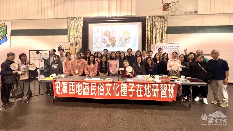 課程秉持「做中學」理念，製作庶民美食車輪餅與宮廷扇撕畫