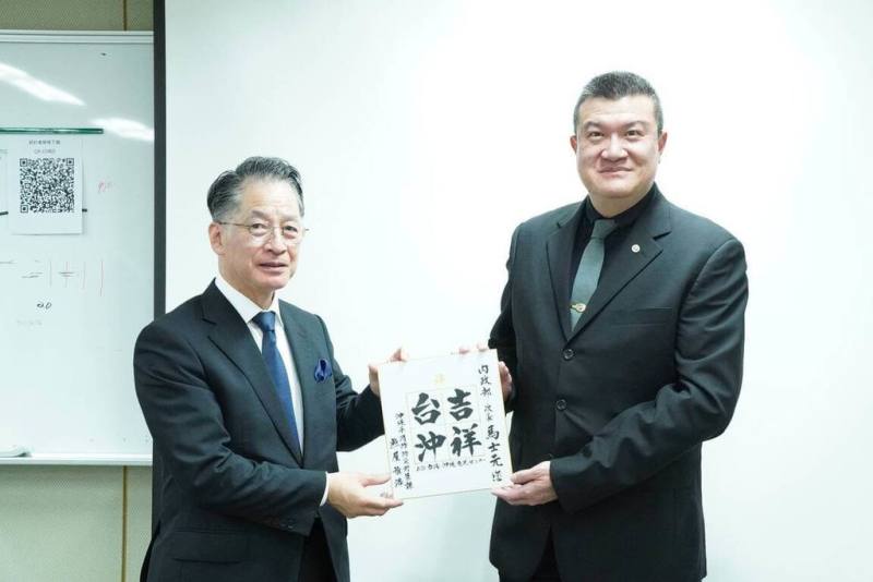 內政部28日舉辦「2026年台灣與沖繩消防防災體制暨離島醫療後送經驗交流研討會」，盼透過交流強化離島防救災體系。圖為日本沖繩縣知事辦公室消防防災對策課副參事照屋雅浩（左）、內政部政務次長馬士元（右）交換紀念品。（內政部提供）