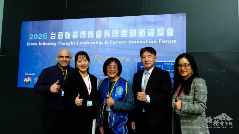 波士頓文教中心主任高家富為賴怡音及團隊加油打氣