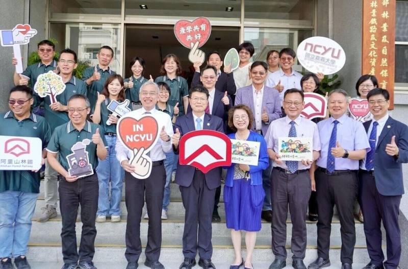 嘉義大學校長林翰謙（前右5）與林保署阿里山林業鐵路及文化資產管理處長王昭堡（前左3）28日簽署合作備忘錄，嘉大將林鐵沿線場域納入課程內容，開啟阿里山林鐵文化永續的新篇章。（嘉大提供）