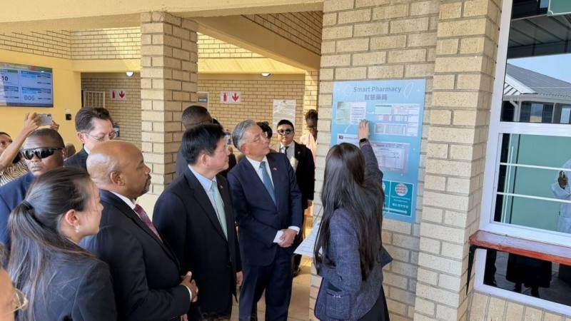 北醫大打造TAIP-X智慧醫療平台，導入非洲友邦史瓦帝尼的醫院，團隊也透過導覽展示「智慧藥局」與門診整合應用，優化就醫流程、提升看診效率。（北醫大提供）