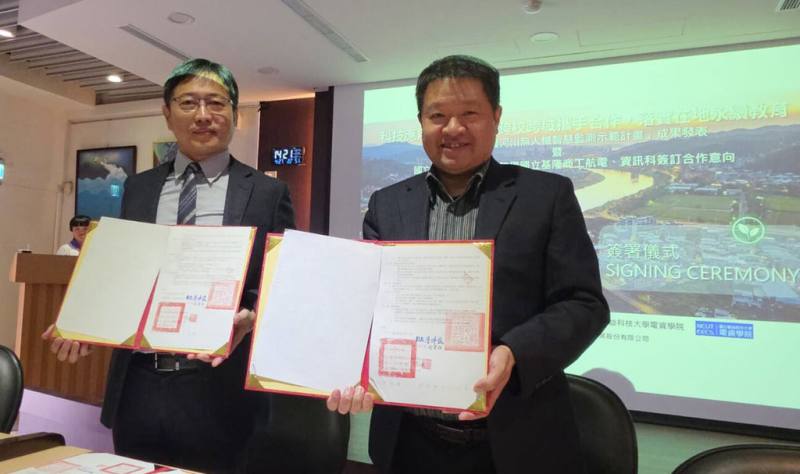 國立基隆商工攜手國立勤益科技大學，推動基隆河無人機智慧監測計畫，基隆商工校長林子建（右）與勤益科大電資學院院長程榮祥（左）27日簽訂合作意向書。（讀者提供）