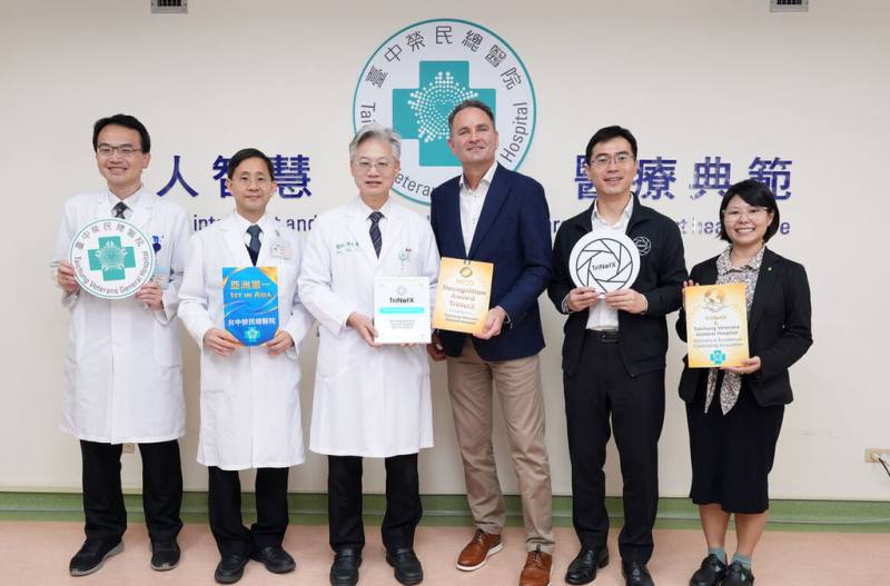 台中榮民總醫院獲國際醫療研究資料平台TriNetX評選為「2026年傑出合作夥伴獎」，成亞洲地區首家獲此殊榮的醫療機構，中榮院長傅雲慶（左3）代表領取獎牌。（台中榮總提供）