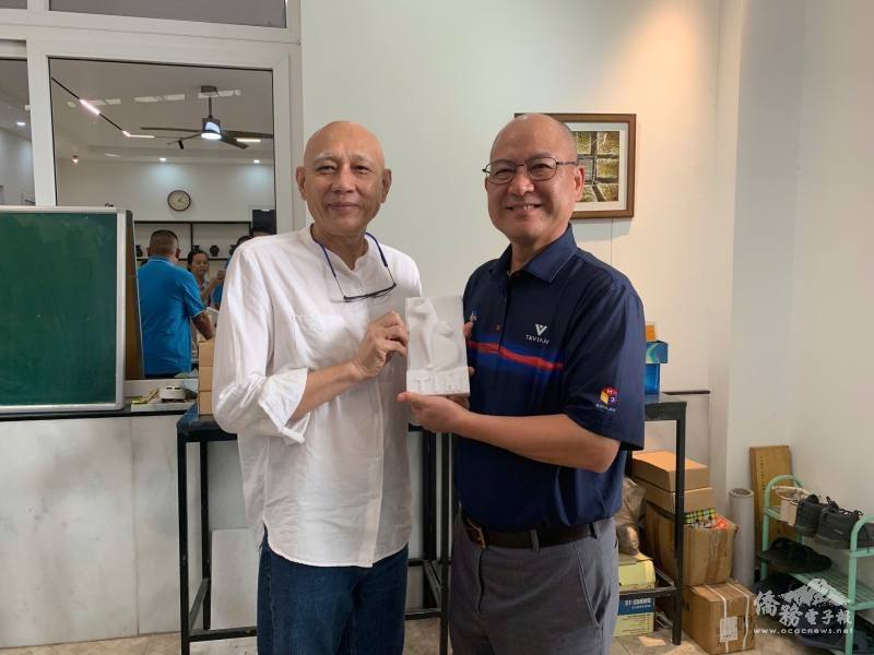 周雅諒（左）贈送參訪團石雕紀念