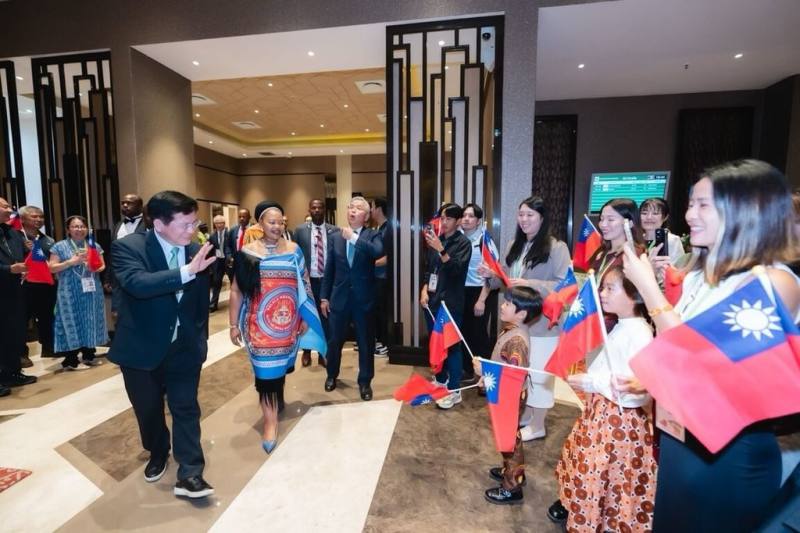 外交部長林佳龍以總統特使身分出訪史瓦帝尼，26日圓滿完成為期兩天的行程，在僑民歡送下，搭機返台。（外交部提供）