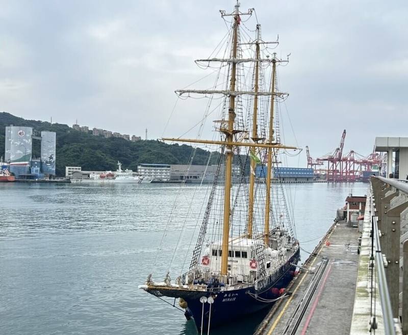 日籍3桅帆船「未來號」（Miraie）26日中午抵達基隆港東4碼頭，船身優美且充滿古典氣息，成為港區矚目焦點，預計停留到30日上午。（基隆港務分公司提供）