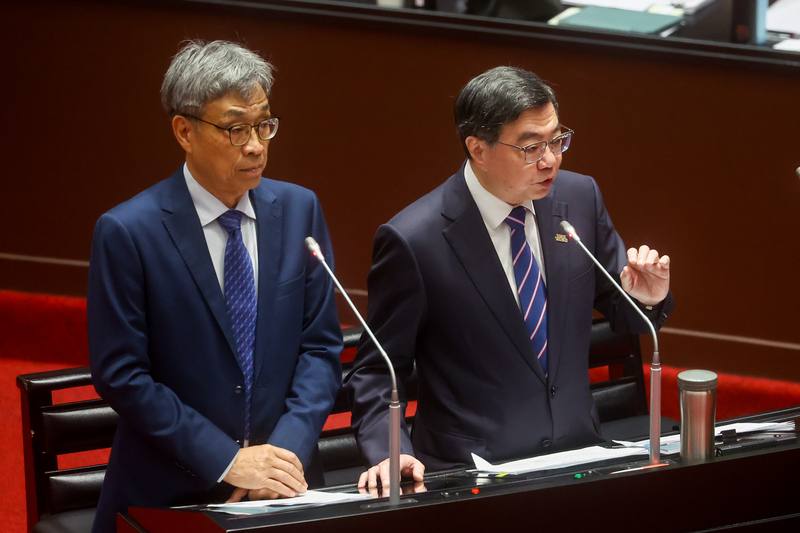 立法院會28日繼續進行施政總質詢，立委關注從美國進口的加工用馬鈴薯輸入檢疫標準，行政院長卓榮泰（右）、農業部長陳駿季（左）說明政府把關標準。