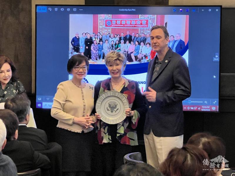 ILF國際領袖基金會創辦人董繼玲(左)頒獎給舊金山分會會長林美蓮(中)